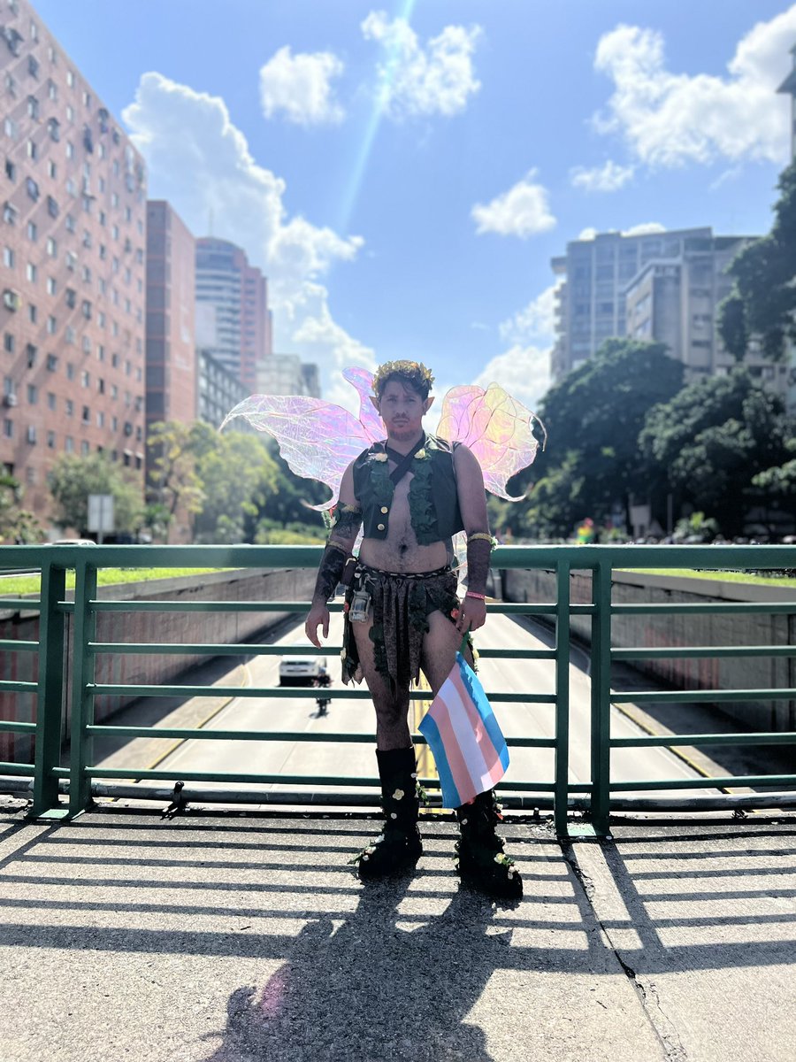 OptimuSebas's tweet photo. Otro pride rodeado de las personas que más amo, mi novia, mi mamá y mi padrastro.

Marchando lleno de orgullo por los que ya no están y por los que aún no pueden.

#Pride2024 #PrideCaracas #LGBTQ #orgullo
#Trans https://t.co/2tjm5rQPzp