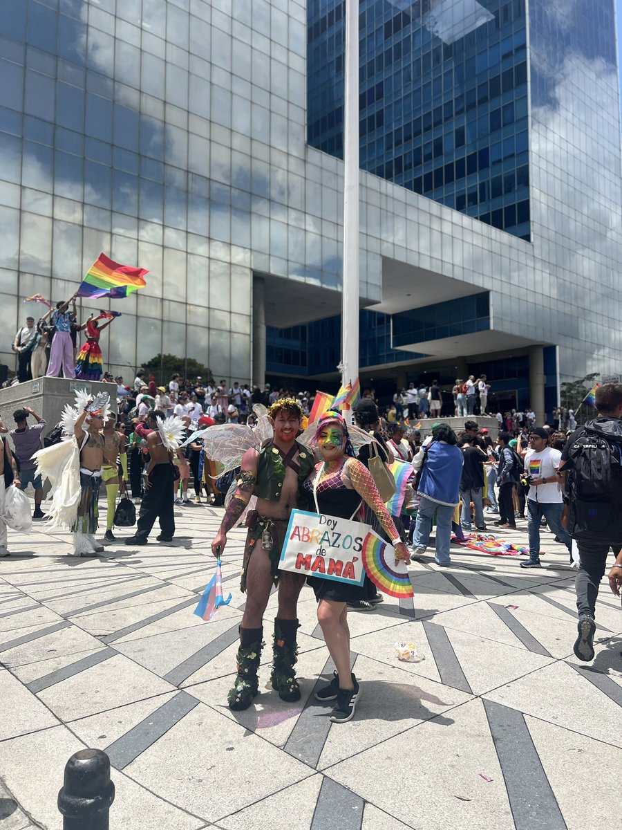 OptimuSebas's tweet photo. Otro pride rodeado de las personas que más amo, mi novia, mi mamá y mi padrastro.

Marchando lleno de orgullo por los que ya no están y por los que aún no pueden.

#Pride2024 #PrideCaracas #LGBTQ #orgullo
#Trans https://t.co/2tjm5rQPzp