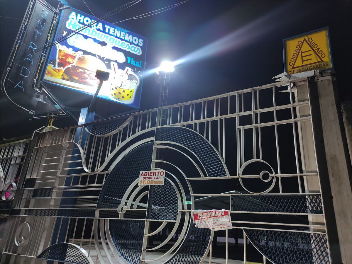 Cerraron el restaurante "Asados Taguanes" en Cojedes, donde mi familia y yo comimos de regreso a Caracas.

¿Por qué castigar a los trabajadores por recibir a quien piensa diferente? Los abrazo y les agradezco su cordial atención con una sonrisa y mucha esperanza. 

Este suceso se
