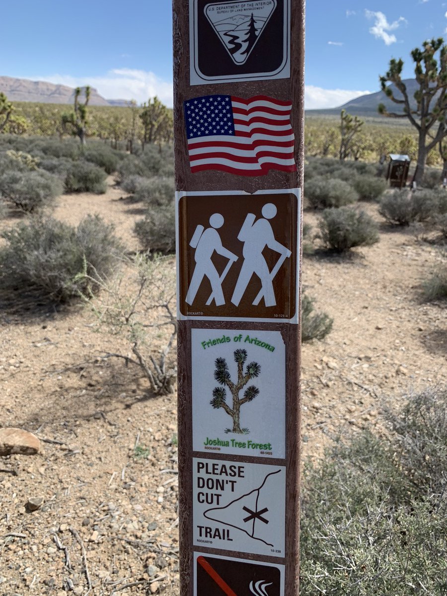 findinggg's tweet photo. @obligatraveler @intheolivegrov1 @OdetteDunn @pipeaway_travel @INDEPENDENCENHP @LiveaMemory @CharlesMcCool @UnionGapWA @Adventuringgal @LindaPeters64 @59NationalParks @OneDelightfulL @HHLifestyleTrav @ArtNomads @naturetechfam What a great T-shirt
#Top4Theme
#Top4Flags
1) Arizona
2) Connecticut
3) Massachusetts
4) S Dakota https://t.co/mWskUrulvG