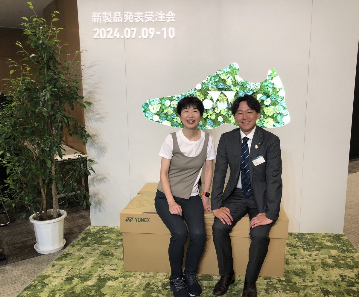 info59150503's tweet photo. 本日7/9(月)阿部はヨネックスの展示会で大阪にいます。
担当の三好さんと、こんなとこで写真撮ってる人はいませんでした〜笑
明日はゴーセンの展示会なので今日、明日と店はスタッフ1人です。
今週はガットの張替に少しお時間を頂きますがご協力よろしくお願い致します🙇‍♀️

#タナカスポーツ
#ヨネックス https://t.co/fIB3nKZs1C