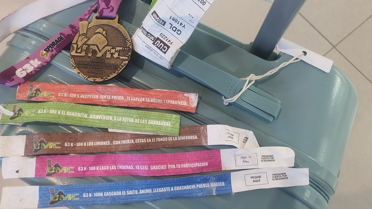 Esmerleonv's tweet photo. Ameee las pulseras en los puntos de cortes, a #Ikersini le encanto su medalla https://t.co/NWRpx6DJmx