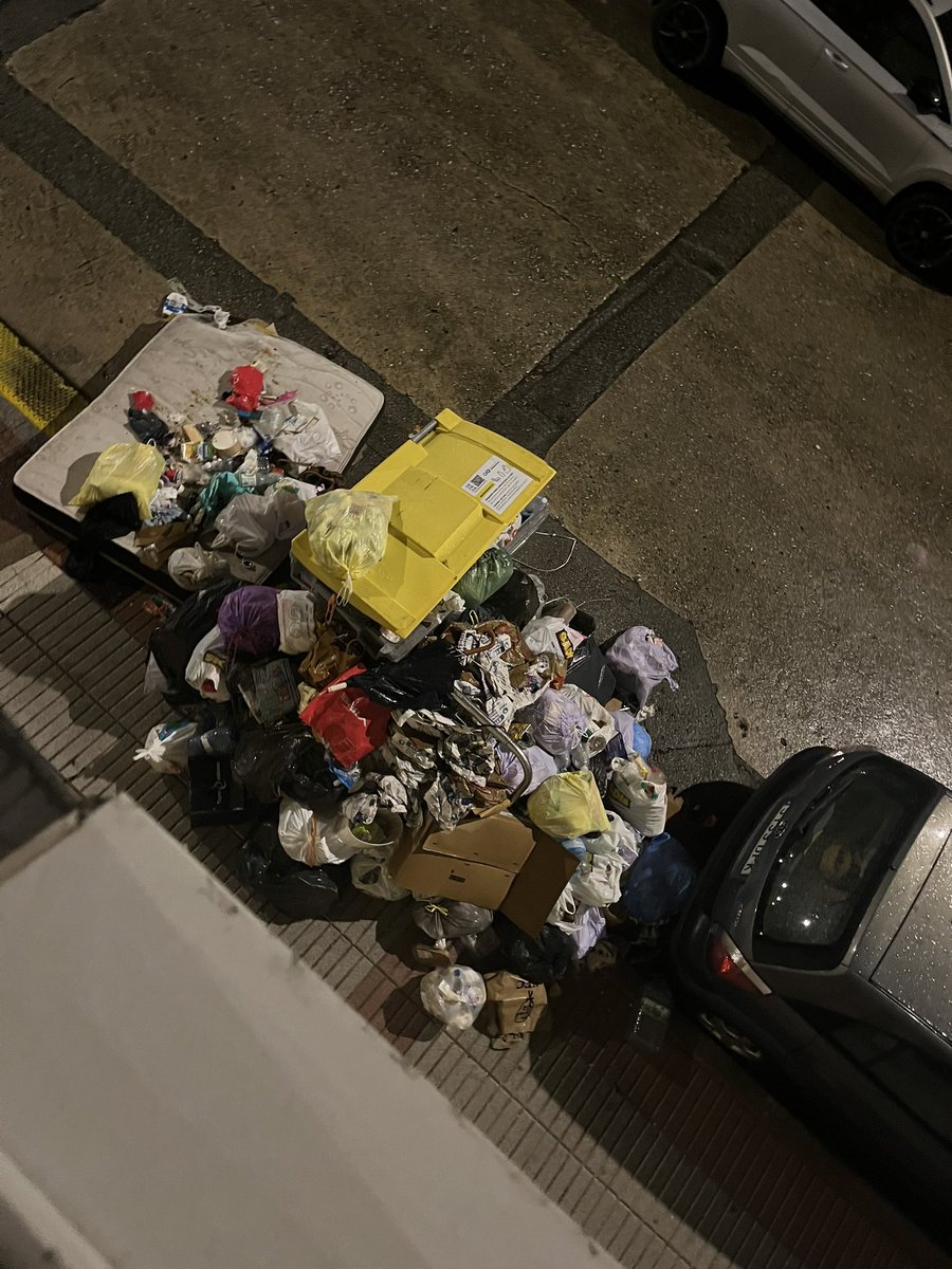 Yaiiziitah's tweet photo. El camión fantasma porque se escucha pero no aparece. Increíble pero cierto! Dentro de poco van a tener que subir a mi casa a tirar o recoger la basura. #asqueroso #inesrey #coruña #08Jul #condicionesinhumanas https://t.co/69706bUdPw