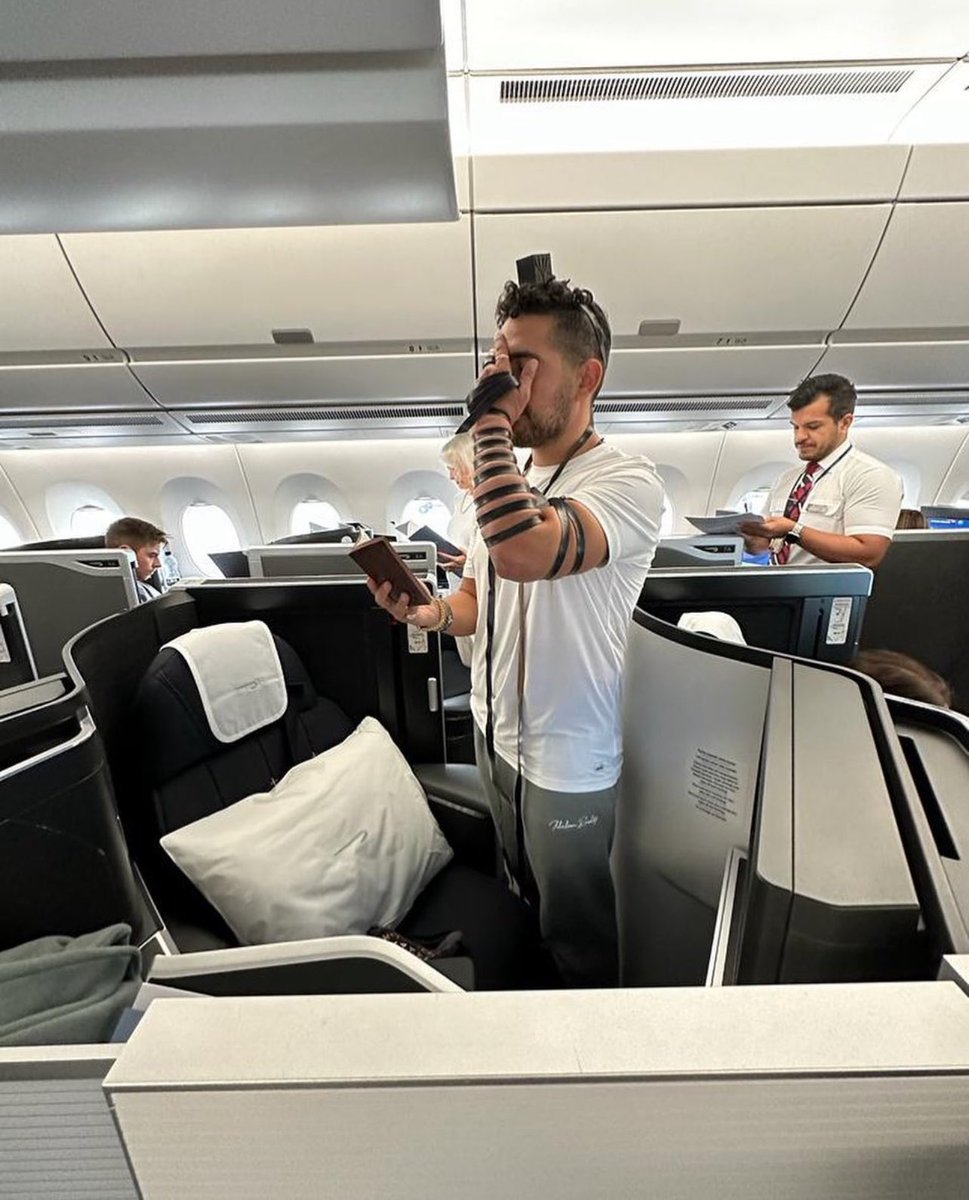 HumansOfJudaism's tweet photo. LAX > TLV
Morning prayers in the sky #amyisraelchai #telfie
Photo: @illulianrealty https://t.co/RHwH8hkYML