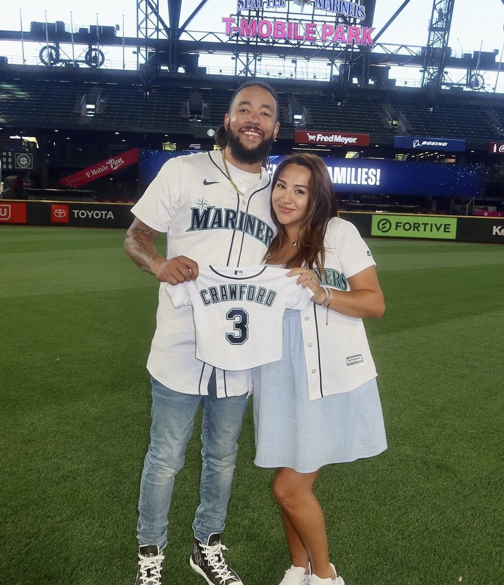 JP Crawford announced him and his wife are having a baby! Congratulations  to the both of them! Some more Dad strength coming to the Mariners👀