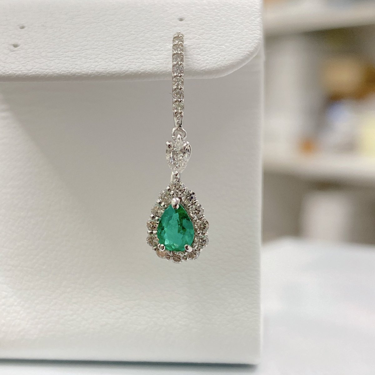 orbjewelry_'s tweet photo. おはようございます☁️
曇っているせいか、朝が過ごしやすかったです!
黒い服を着ているのでダイヤに色が…のってしまいましたね😀
フック部分にダイヤを入れるとまた上品になりますよね✨
#emerald
#madeinjapan
#japanquality
#japanjewelry
#ownfactory https://t.co/ggy2kxXisC