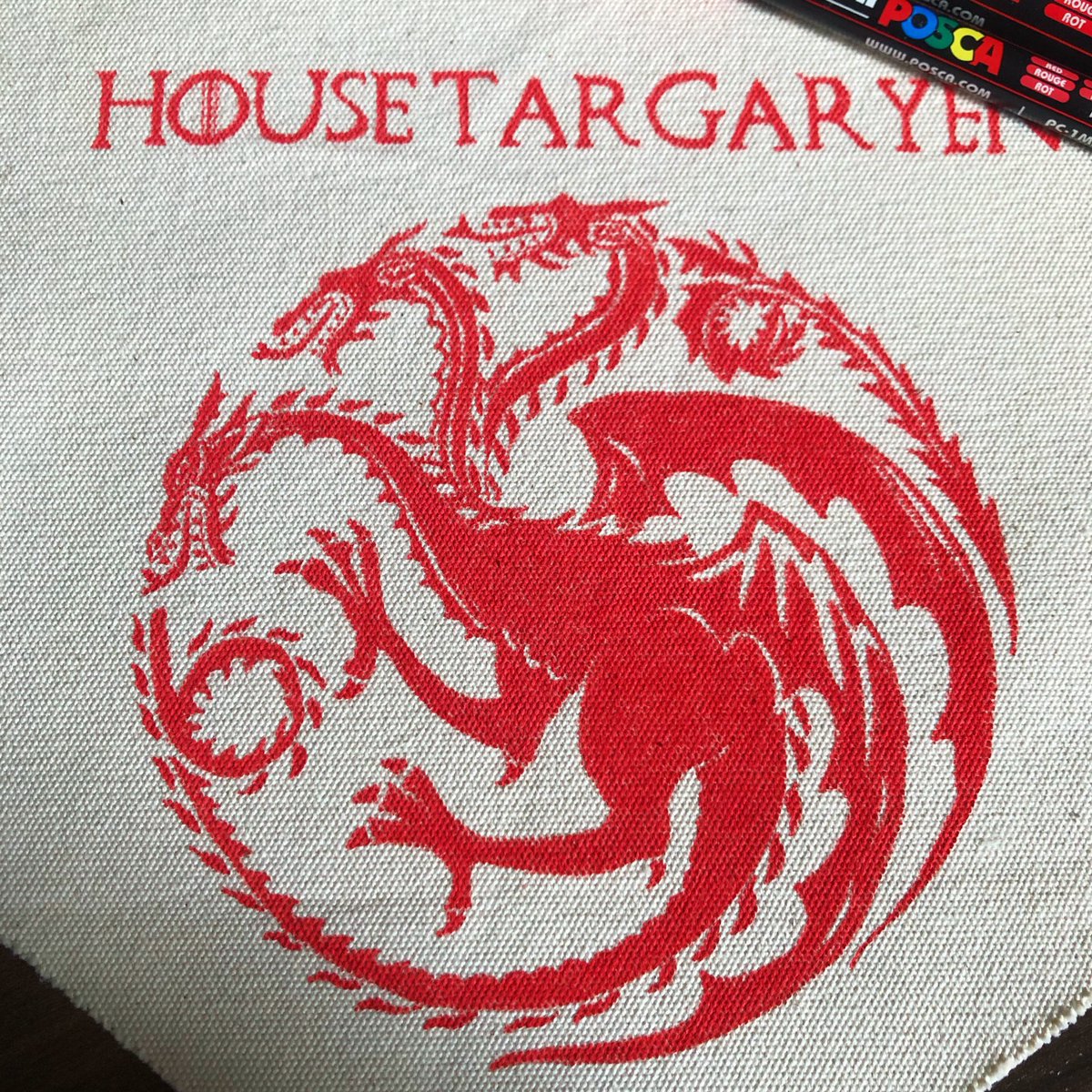 AmandaMaciel's tweet photo. ⚔️
•
#flamulasdecorativas #flamulapersonalizada #bandeirolaspersonalizadas #bandeirola #got #decor #decoração #gameofthrones #winteriscoming #housestark #série #desenho #dragao #housetargaryen #compredequemfaz #compredopequeno #elo7 #shopee #artemanual #posca #lamaratelie https://t.co/MUrquyeeM7