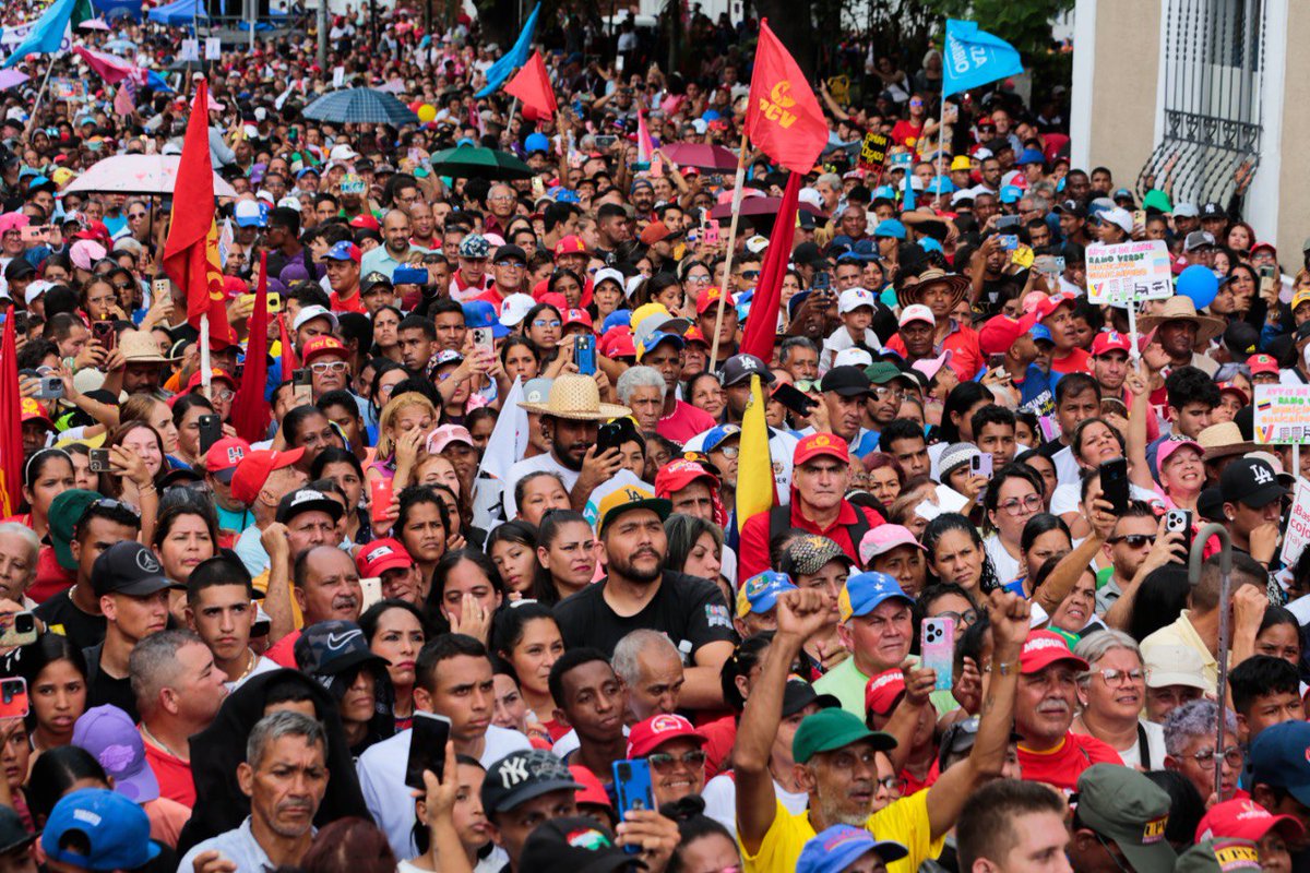 jileduardoPSUV's tweet photo. ¡Miranda sigue resteada con nuestro candidato de Patria @NicolasMaduro!♥️🇻🇪
El pueblo revolucionario de Los Teques bajajaron a las calles a decir: El 28 de Julio ¡Yo Voy A Mi Gallo Nico! 🐓💪

#PalabraEres
#AnteElOdioYFascismoPaz https://t.co/M5LsFaK182