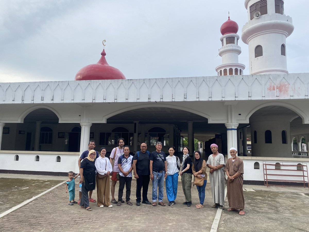 day8/9/10-2 @Taluksangay sama bajauの集落。行政地区のリーダーたちのダンスタイムの提案に子供たちは大はしゃぎ。祭事と同様に興に乗ると周りの人々は踊り手の指に紙幣を挟み盛り上げる。生活に溶け込む痺れるダンス。#samabajau #taluksangay #zamboanga #mindanao #philippines 
#xstreamproject