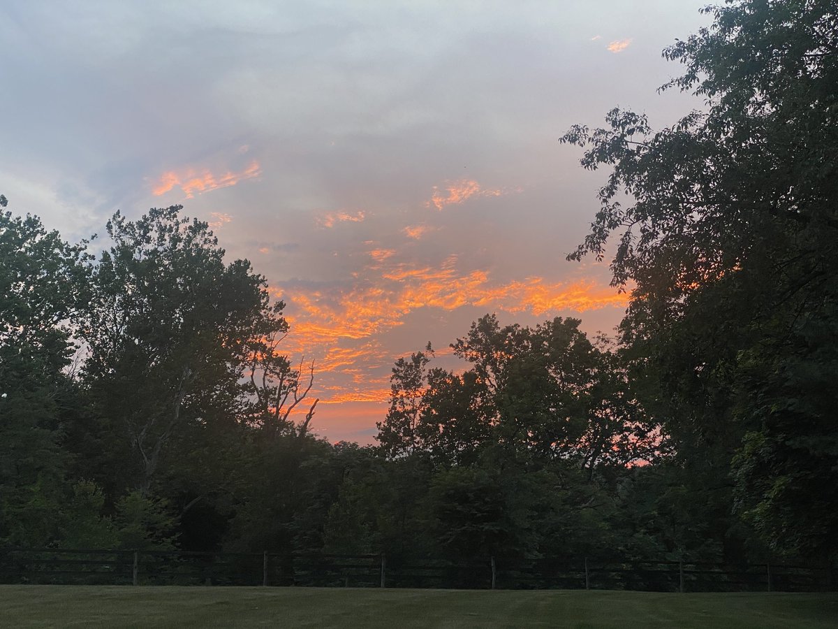 Rob40252565's tweet photo. Sunset and farm living nothing like it!! #sunset #village #gentlemansfarm #myplace #beautiful https://t.co/IeVoYWZA8b