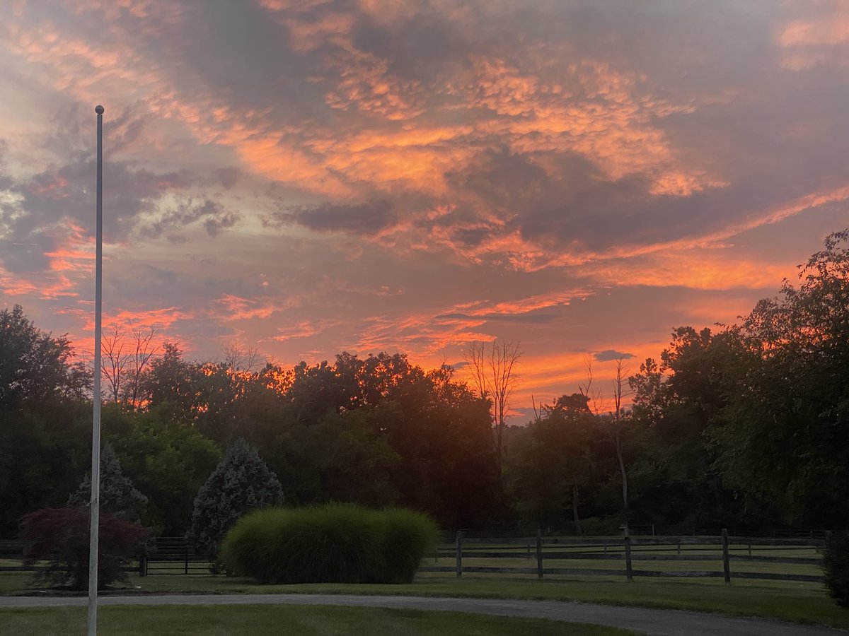 Rob40252565's tweet photo. Sunset and farm living nothing like it!! #sunset #village #gentlemansfarm #myplace #beautiful https://t.co/IeVoYWZA8b