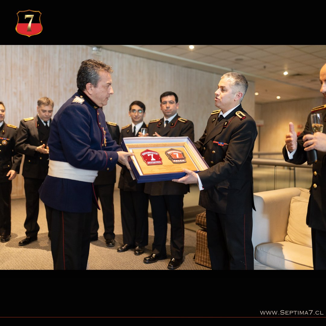 SeptimaSiete's tweet photo. Agradecemos la participación de nuestros amigos de la Séptima compañía del Cuerpo de Bomberos de Santiago, contando con la presencia del Director de compañía sr. Fernando Torres Salazar y delegación.

Por la Séptima!! https://t.co/fT4lanFKpM