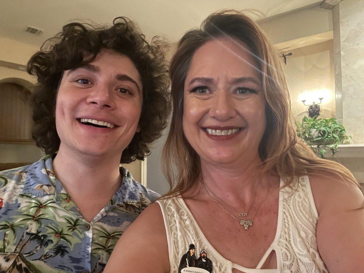 MyMemphisMegan's tweet photo. Enjoyed An Evening with @ThatKevinSmith at his home in the Hollywood Hills last night! We saw an extremely advanced screening of #the430movie in his living room!! @austinzajur , @harleyquinnsmit , and @JayMewes gave superb performances. he story was nostalgic and touching. 👍🏼👍🏼 https://t.co/y1LC7i4eSV