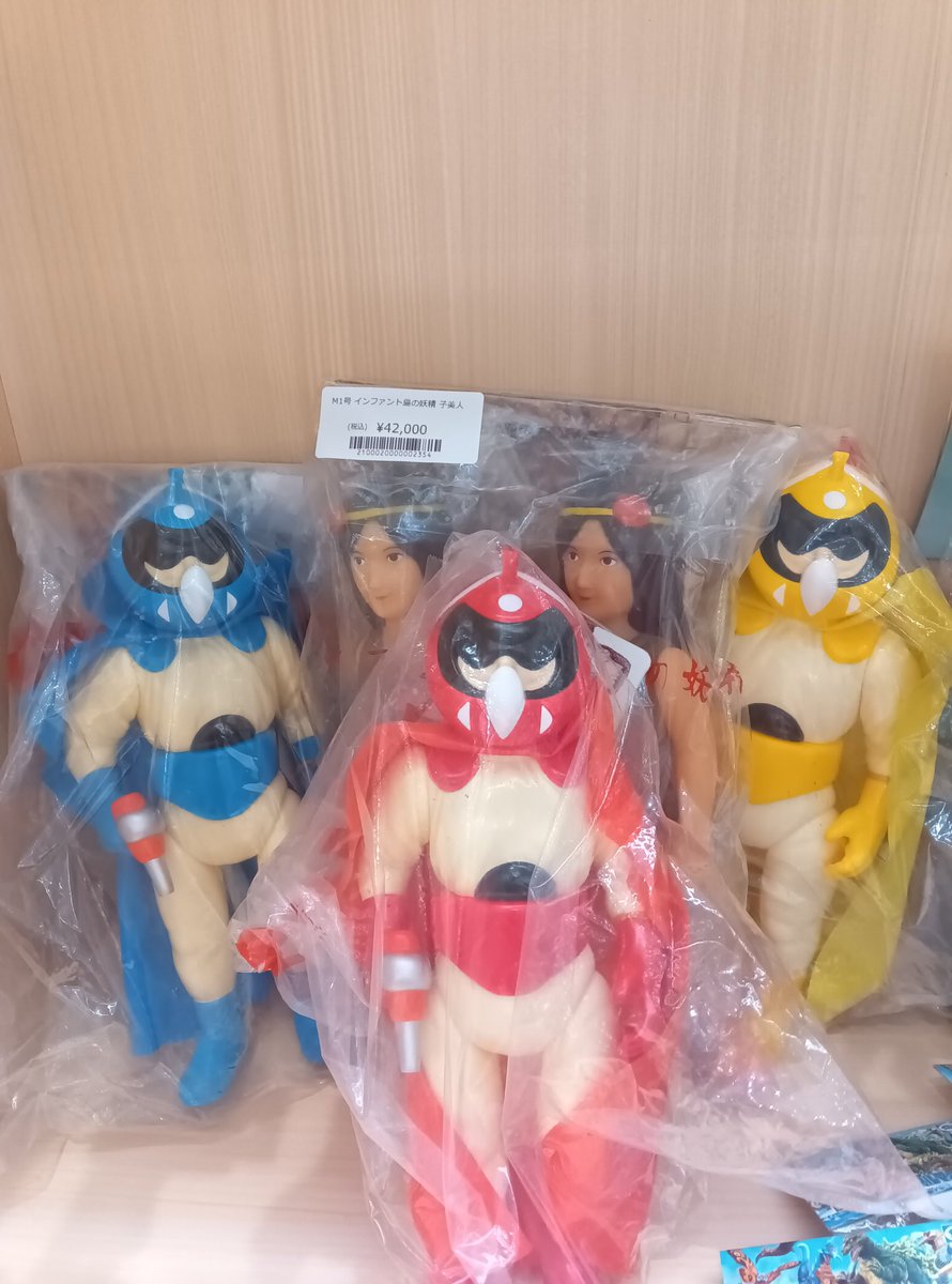 ToyskingsParco's tweet photo. ゴジラゾーンに大きい蛾を発見、
まさか、モスラ！？
こっちにはミステリアンと小美人さんたちが……！

希少なソフビが入荷しています！
ぜひ見に来てください！！

#トイズキング #名古屋パルコ #ソフビ #モスラ #小美人 #ミステリアン https://t.co/vrmPYiODlt