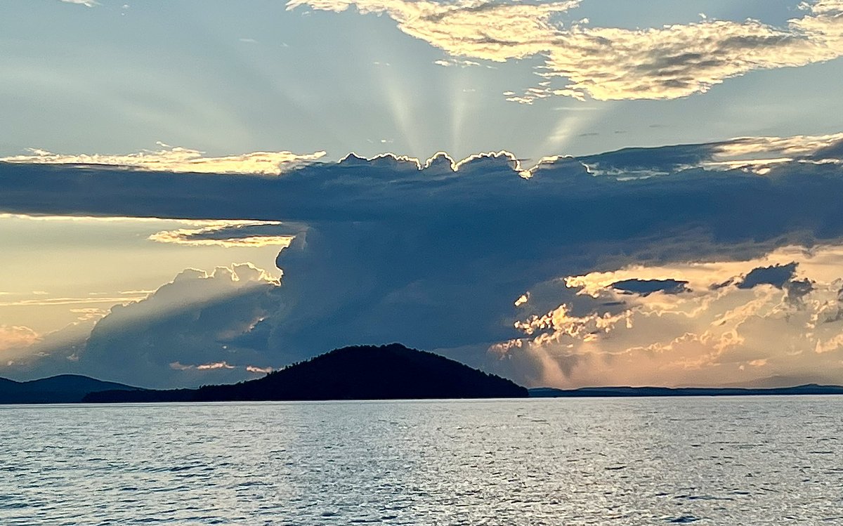 SteveDamish's tweet photo. WINNIPESAUKEE UNDER COVER. @VisitNH @myWinnipesaukee #winnipesaukee https://t.co/r4aJiUxl0e