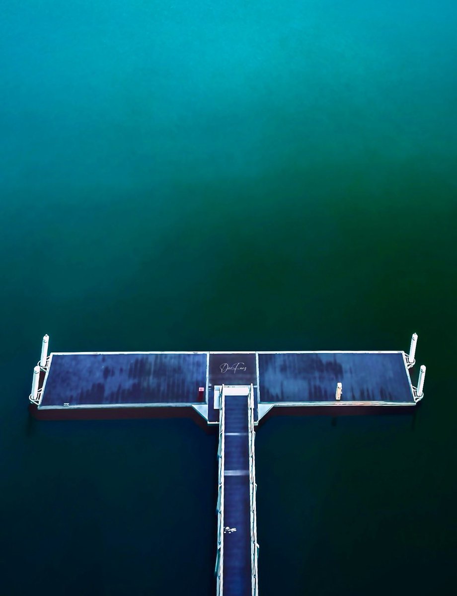 FARISSAHARDIN's tweet photo. The mind is like water,
When it’s turbulent,
It’s difficult to see.
When it’s calm,
Everything becomes clear.
-Prasad Mahes-

#streetphotography #mobilephotography #minimalist #pictureoftheday #shotoniphone https://t.co/Mq5aEmDW0u