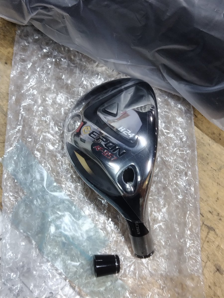 factory_bell's tweet photo. 「ＥＰＯＮ〜✨🆕✨ＡＦ-９５７」
エポンゴルフ 「AF-957 Hybrid」の作製ですm(_ _)m☀✨🤗
お客様が選ばれた番手は「Ｈ２４」🎵✨
シャフトは当店オリジナルTRPX「マットブラック UT-7」❗✨
グリップは人気のクロス「ツアーBLACK」🎵✨😆
#EPON
#AF957 #Hybrid #TRPX #べるくらぶオリジナルシャフト https://t.co/CQaeuZy3FV