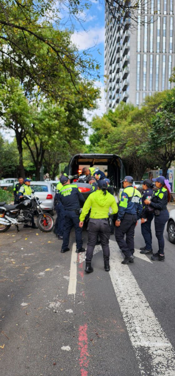 En atención a quejas vecinales en Laguna de Mayran de Marina Nacional a Mariano Escobedo, <a href="/AlcaldiaMHmx/">Alcaldía Miguel Hidalgo</a>, se implementó un dispositivo para recuperar los espacios exclusivos para peatones y vialidades.

Resultado:

• 74 infracciones
• 03 motocicleta a depósito