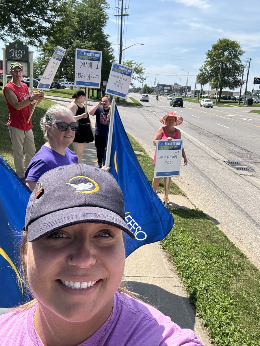 Today our president <a href="/MsBondEA/">Carlee Bond</a> and retired member <a href="/MsRonnieW1/">Ronnie Whitcomb G. 😷</a> stood/walked/talked with <a href="/OPSEU/">OPSEU/SEFPO</a> LCBO workers. The message is clear. Keep the LCBO public. #Solidarity #lcbostrike #IStandWithTheLCBO