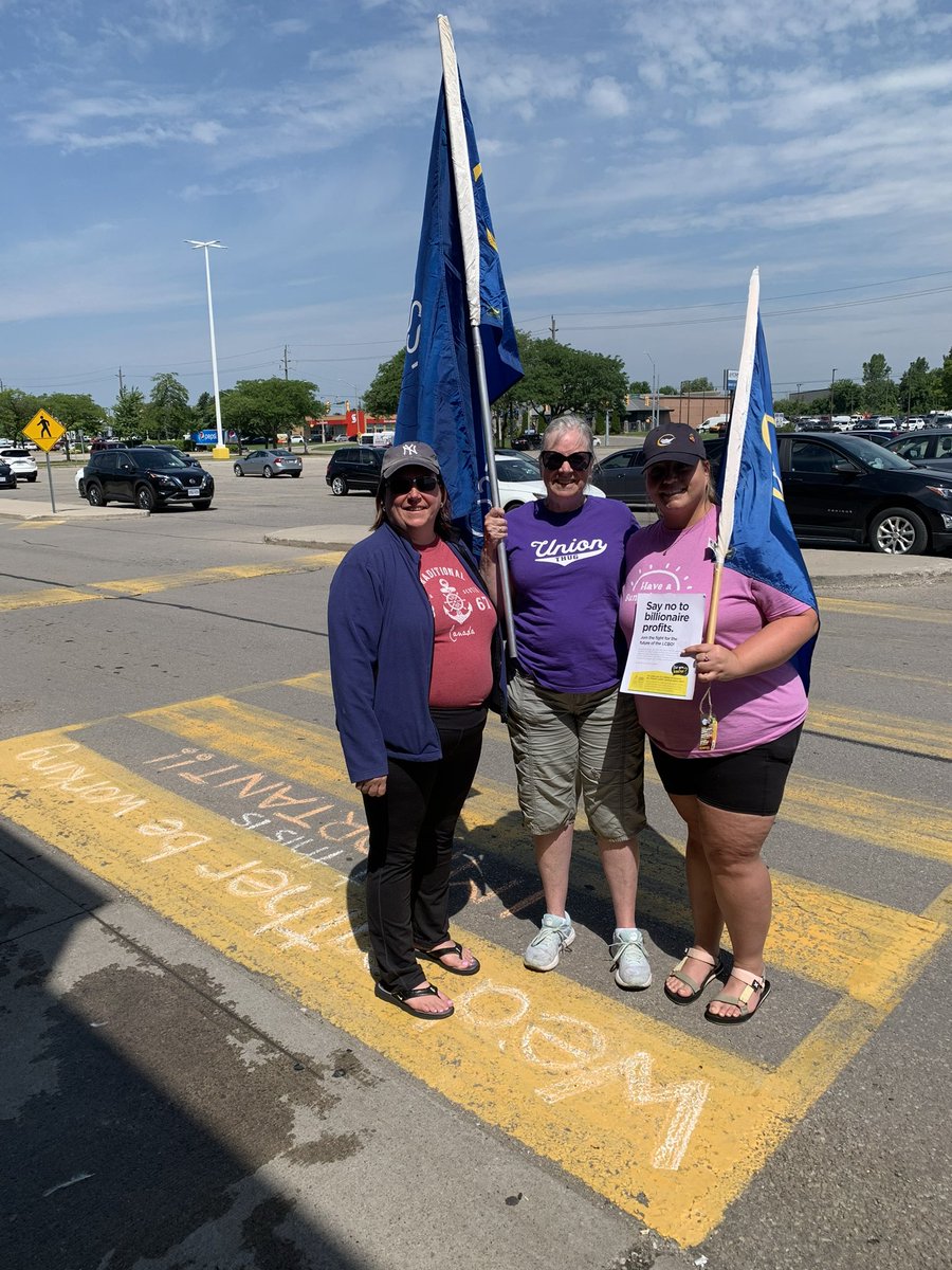 OSSTFD23ESS_ECE's tweet photo. Today our president @MsBondEA and retired member @MsRonnieW1 stood/walked/talked with @OPSEU LCBO workers. The message is clear. Keep the LCBO public. #Solidarity #lcbostrike #IStandWithTheLCBO https://t.co/IZZlLqPMJR