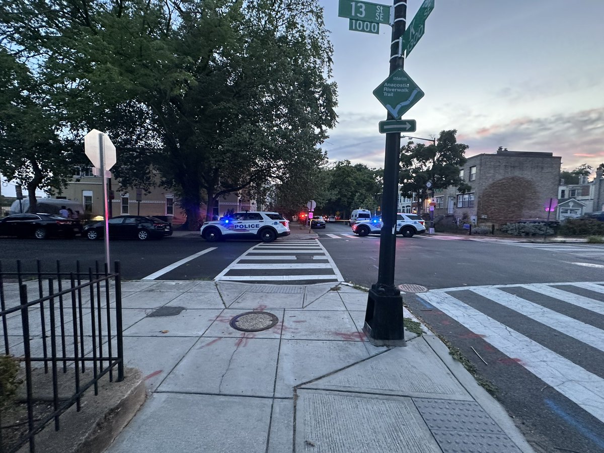 alanhenney's tweet photo. Two females and two males shot... https://t.co/Z3DTiB9HdW