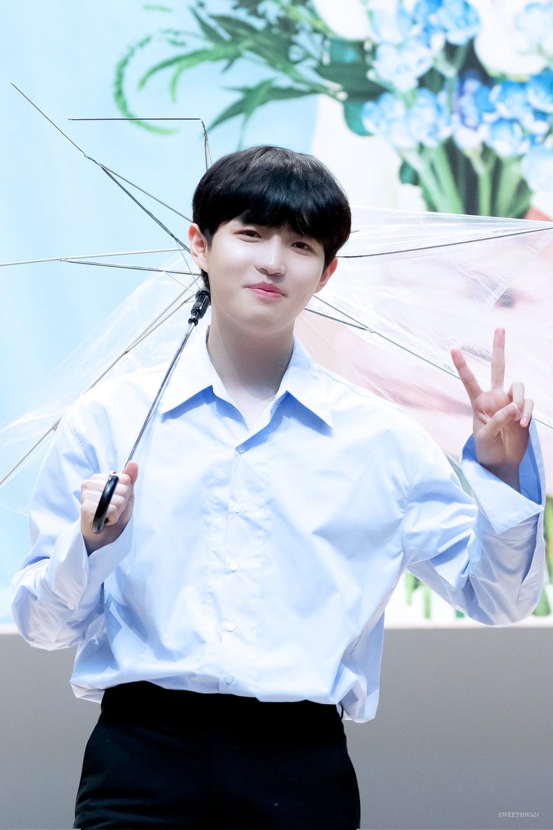 이 날 너무 예뻤지✌🏻✌🏻☂️

190831 리즈포에버 팬사인회
#김재환 #kimjaehwan