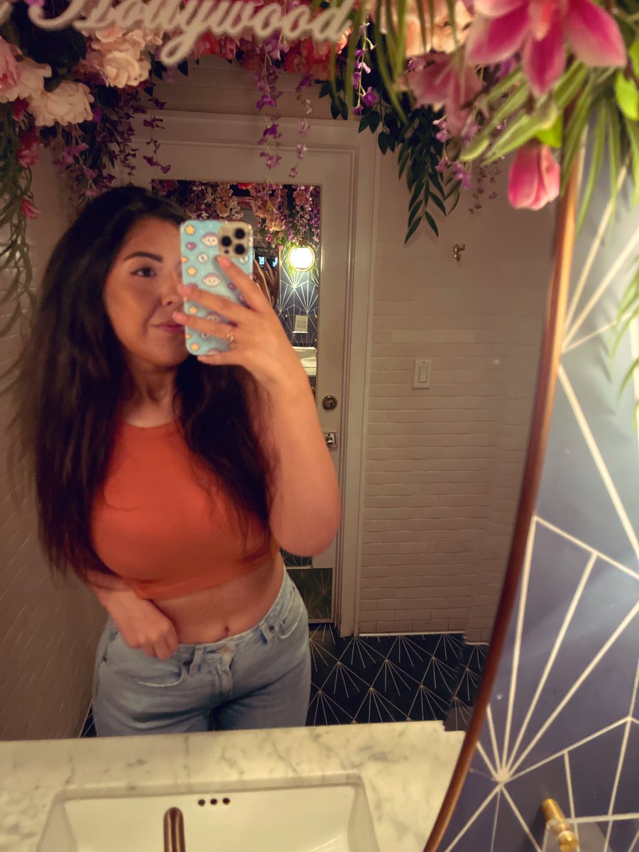 c_mami's tweet photo. When girls take too long in the bathroom it’s because they are taking drunk selfies https://t.co/jKFuC280LT