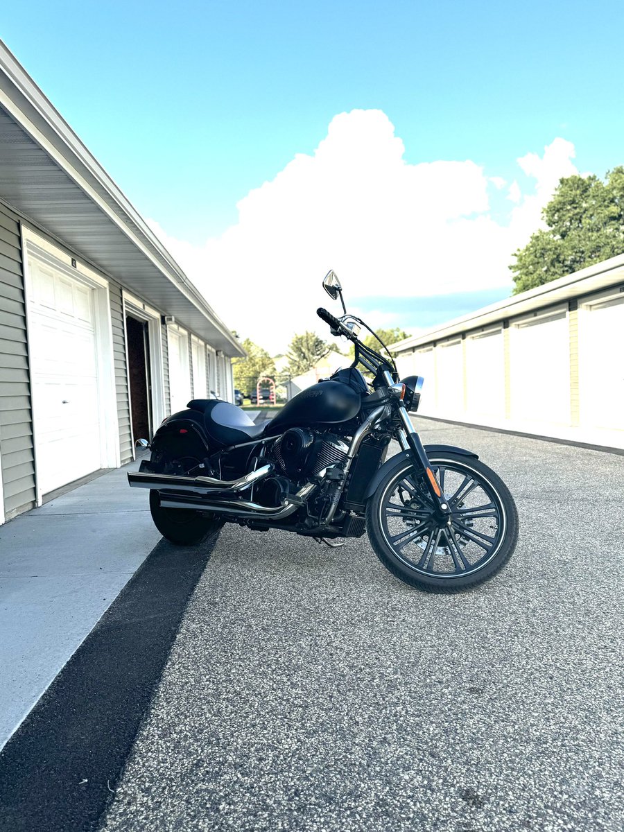 NtotheBEZ's tweet photo. My weapon of choice… #Kawasaki Vulcan 900 Custom.

#MotorheadMonday #bikerlife #explore #bikelife #motorcycles #motorcyclist https://t.co/op1ReVqHg6