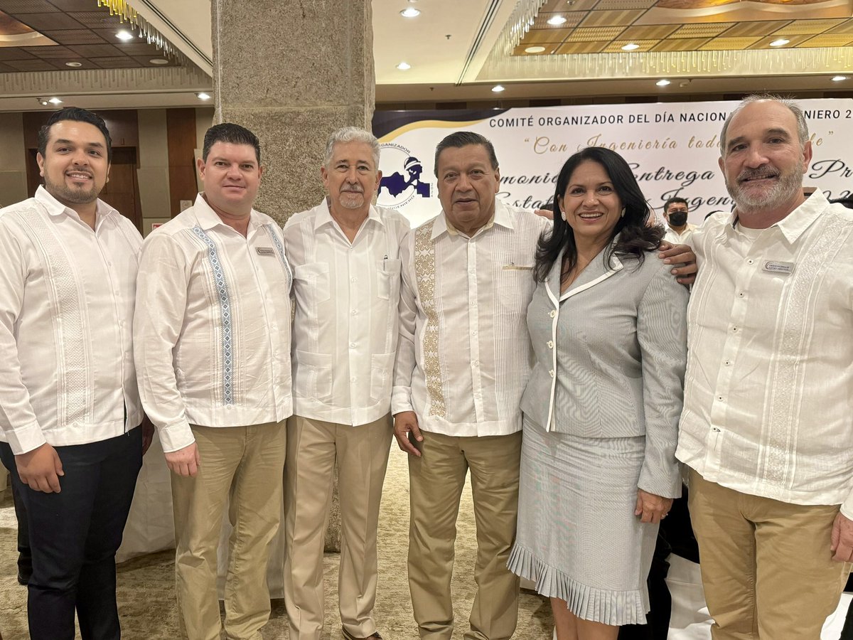 ConacenMX's tweet photo. Miembros de CONACEN en la entrega de Premios Estatales de Ingeniería en Villahermosa, donde se reconoció al expresidente Víctor Hugo Pérez Olave en presencia del gobernador Carlos M. Merino (@cmmerino). 
Participaron @lcPeralta y clústeres de Sonora, Tabasco, Chiapas y Campeche. https://t.co/eZv0tzOuoW