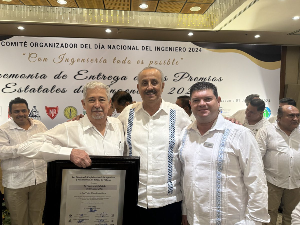 ConacenMX's tweet photo. Miembros de CONACEN en la entrega de Premios Estatales de Ingeniería en Villahermosa, donde se reconoció al expresidente Víctor Hugo Pérez Olave en presencia del gobernador Carlos M. Merino (@cmmerino). 
Participaron @lcPeralta y clústeres de Sonora, Tabasco, Chiapas y Campeche. https://t.co/eZv0tzOuoW