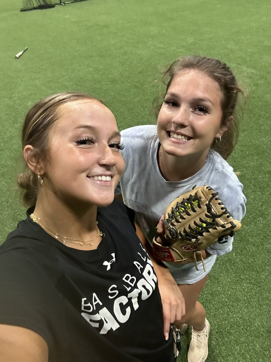 DMACCsoftball's tweet photo. ‼️FRIENDS FOR LIFE‼️

Former BEARS coming together, putting in the hard work during the offseason! Teammates and friends for life! 

#GoBears🐻🥎
@BobLigouri https://t.co/GFvKjoS6yY