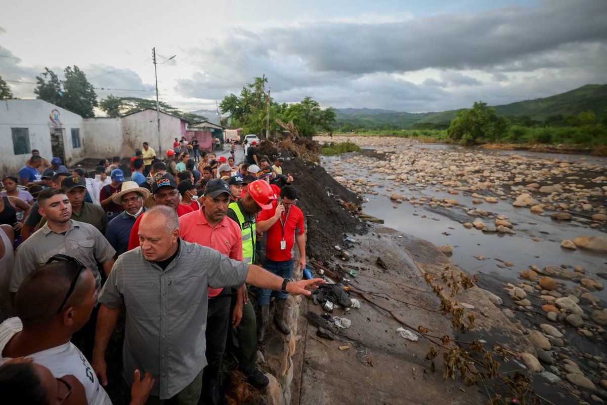 ConElMazoDando's tweet photo. #AnteElOdioYFascismoPaz | SUCRE - CUMANACOA | El primer vicepresidente del Partido Socialista Unido de Venezuela (@partidopsuv), Diosdado Cabello Rondón (@dcabellor), estuvo este lunes junto al Poder Popular realizando un recorrido por la comunidad de Cumanacoa en el estado Sucre. 

En la localidad sucrense se encuentran unidades y equipos del Gobierno Bolivariano brindando atención luego de las afectaciones causadas por las lluvias provocadas por el paso del huracán Beryl por el Caribe venezolano. 

Cabello pudo conocer de voz de los líderes de comunidad y del Pueblo de Cumanacoa, las problemáticas que afrontan como consecuencia de estas afectaciones. 

Recientemente, como parte de las acciones para recuperar la vida económica y social de esta localidad, el presidente de la República, Nicolás Maduro, aprobó la creación de un Fondo para financiar a comercios y emprendimientos que resultaron afectados. 

Asimismo, fue designado el M/G Lockiby Belmontes como autoridad única para la recuperación de Cumanacoa, quien dio a conocer que se han verificado cuatro mil viviendas de las más de siete mil que resultaron afectadas.

Precisó que han sido desplegadas más de 86 máquinas para la recolección de escombros.

#8Jul