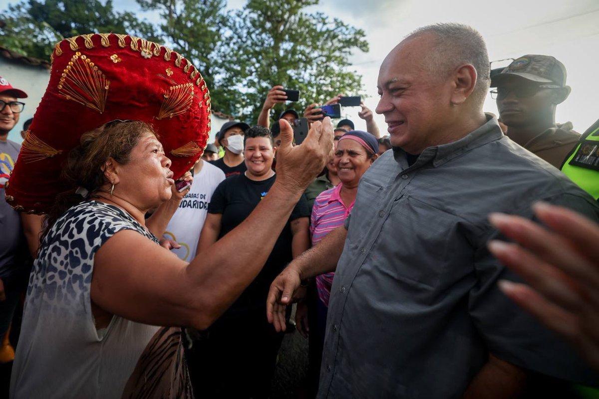 ConElMazoDando's tweet photo. #AnteElOdioYFascismoPaz | SUCRE - CUMANACOA | El primer vicepresidente del Partido Socialista Unido de Venezuela (@partidopsuv), Diosdado Cabello Rondón (@dcabellor), estuvo este lunes junto al Poder Popular realizando un recorrido por la comunidad de Cumanacoa en el estado Sucre. 

En la localidad sucrense se encuentran unidades y equipos del Gobierno Bolivariano brindando atención luego de las afectaciones causadas por las lluvias provocadas por el paso del huracán Beryl por el Caribe venezolano. 

Cabello pudo conocer de voz de los líderes de comunidad y del Pueblo de Cumanacoa, las problemáticas que afrontan como consecuencia de estas afectaciones. 

Recientemente, como parte de las acciones para recuperar la vida económica y social de esta localidad, el presidente de la República, Nicolás Maduro, aprobó la creación de un Fondo para financiar a comercios y emprendimientos que resultaron afectados. 

Asimismo, fue designado el M/G Lockiby Belmontes como autoridad única para la recuperación de Cumanacoa, quien dio a conocer que se han verificado cuatro mil viviendas de las más de siete mil que resultaron afectadas.

Precisó que han sido desplegadas más de 86 máquinas para la recolección de escombros.

#8Jul