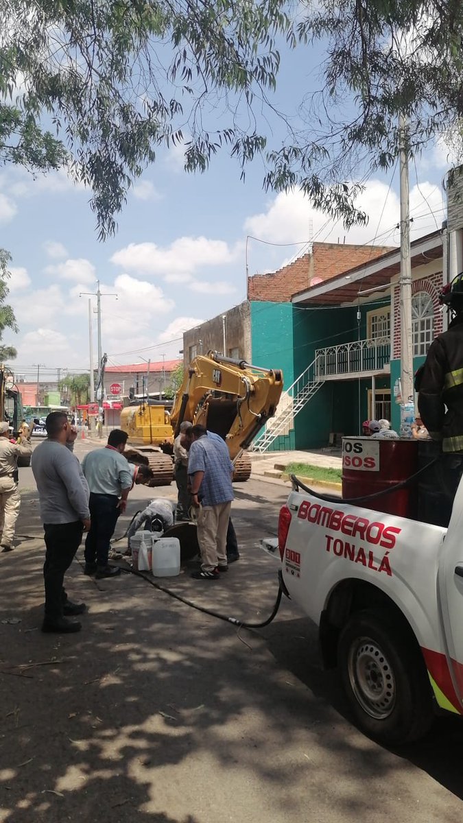siapagdl's tweet photo. 1-8
#SiapaInforma
Derivado de un reporte que se recibió a las 10:00 horas, del día 7 de julio, donde se presentó olor a combustible, en colonia Coyula en el cruce de Independencia e Iturbide, en Tonalá. https://t.co/f6QATwv3lE