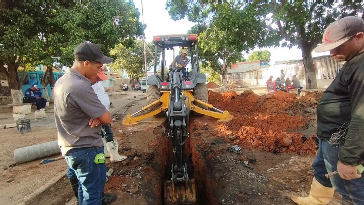 Julio |
Municipio Iribarren 
Igualmente estamos trabajando en la calle 15 con vereda 4 de La Carucieña parroquia Guerrera Ana Soto, una reconstrucción de colector de aguas servidas que beneficiará a más de 200 habitantes del sector 
<a href="/NicolasMaduro/">Nicolás Maduro</a>