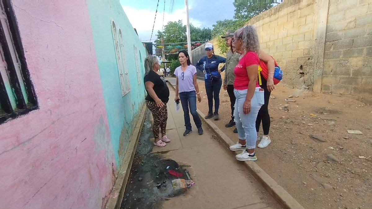 Julio |
Municipio Iribarren 
Visitamos junto a la vice ministra a la señora Luz de Medina, compromiso asumido por @rcmarcotorres en La Carucieña parroquia Guerrera Ana Soto.
Explicando el trabajo de reconstrucción de colector iniciará en los próximos días.
<a href="/NicolasMaduro/">Nicolás Maduro</a>
