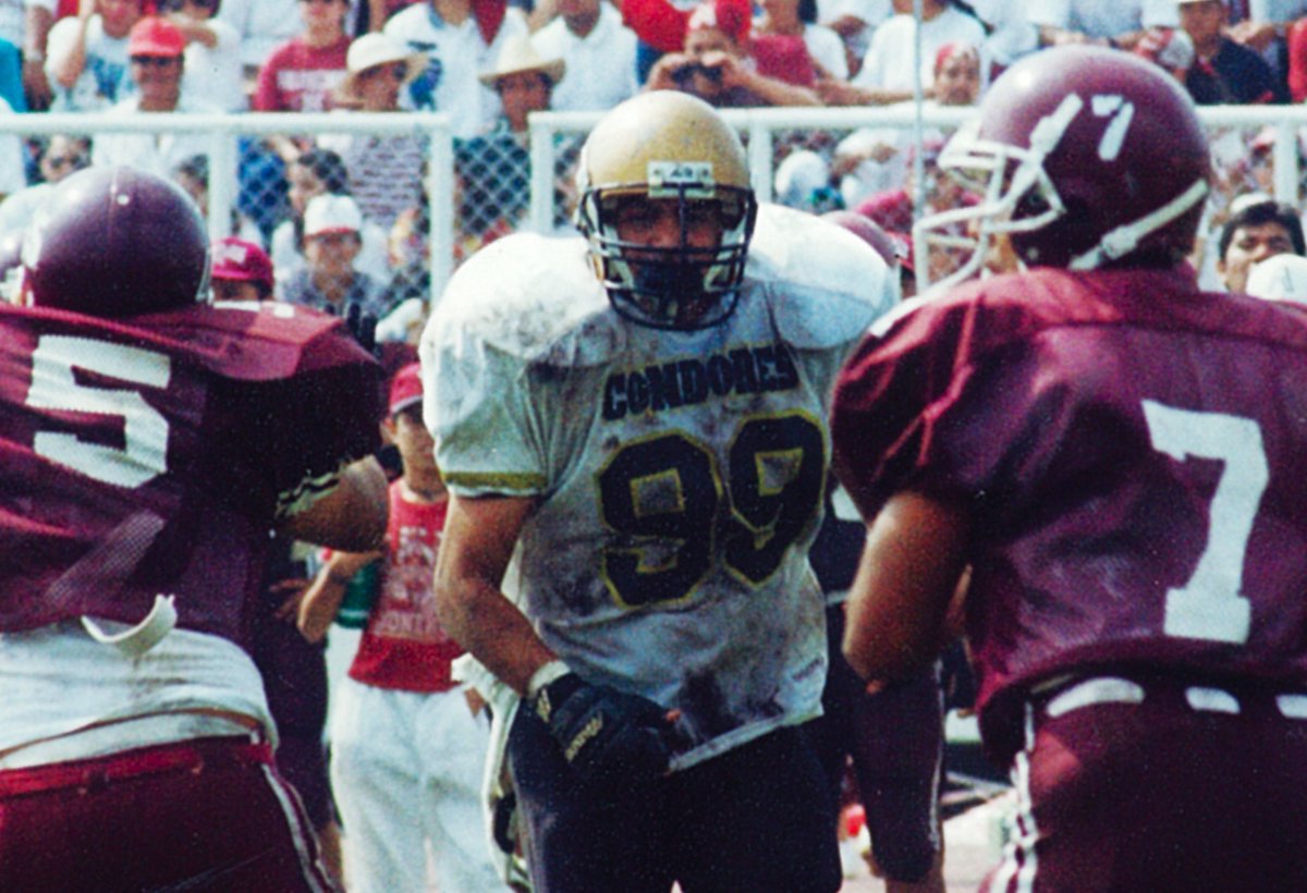 omarurena_'s tweet photo. Meet the coaches for the @ChicagoTochito Academy’s clinic on July 13 and 14: MARCO FERZULI. DE #99, UNAM CÓNDORES (1991-1995). 1991 National Champion. 1995 #Cóndores and #Pumas Captain. 1994-1995 Mexico’s National team. 2015 @mexfootballHOF Inductee. | #Chicago #YouthFlagFootball https://t.co/MaPSey3Em7