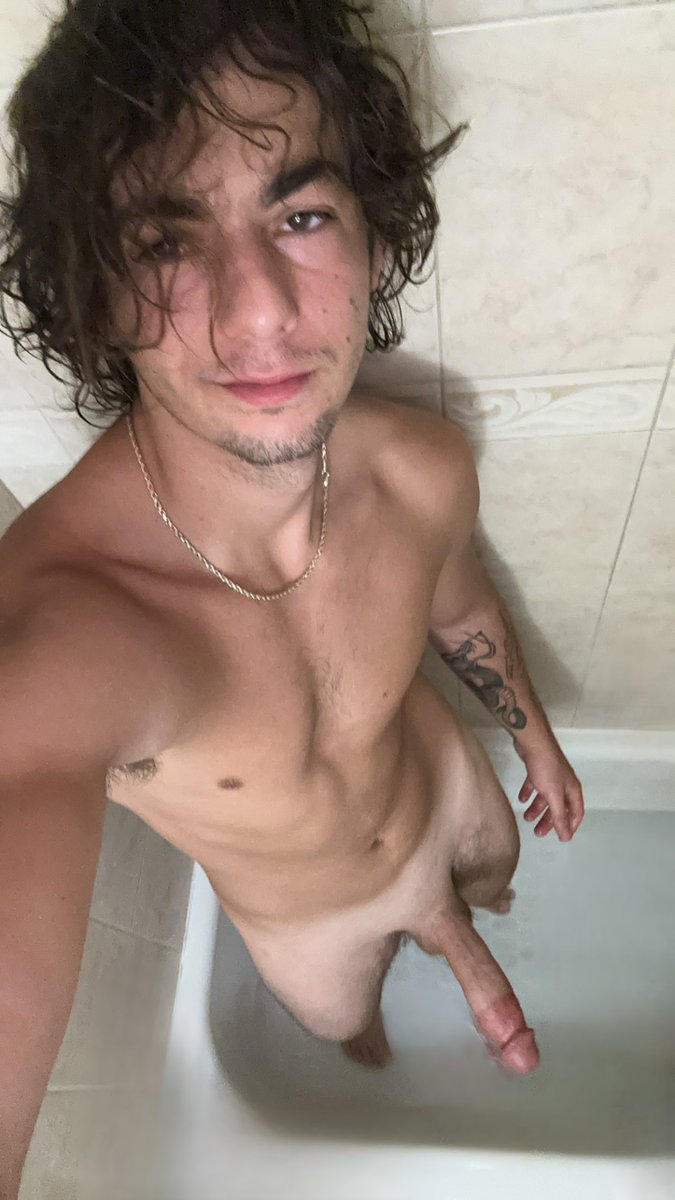 alex3legs's tweet photo. Made my  onlyfans FREE👀 https://t.co/Zh1zhB2sDG see why they call me alex3legs https://t.co/NwtX9HDpU2