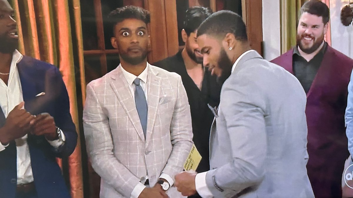 Truth or Dare: Have you ever ghosted anyone before? #TheBachelorette
Moze: “All the time !”

Bachelor Nation: