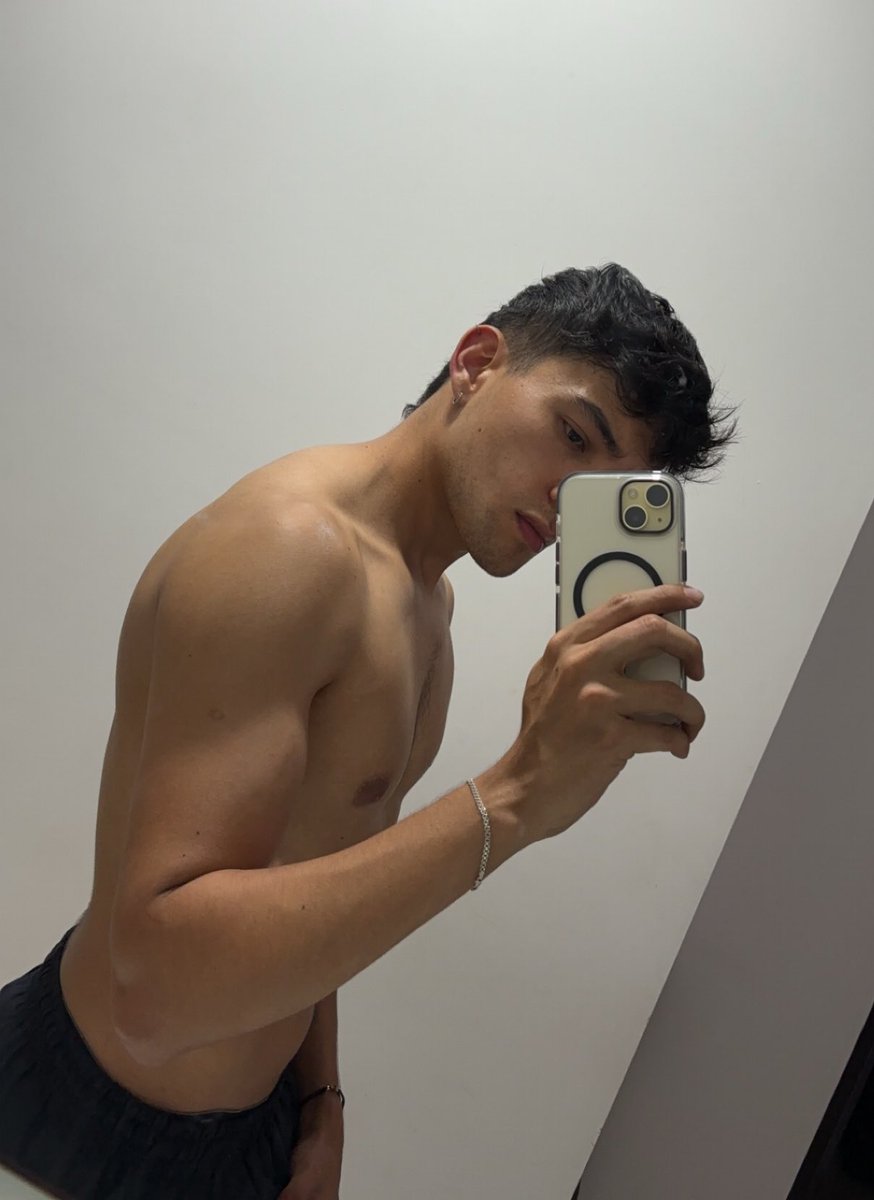 canacue_cy's tweet photo. I could eat that boy for lunch 👅 https://t.co/roXWulu8IA