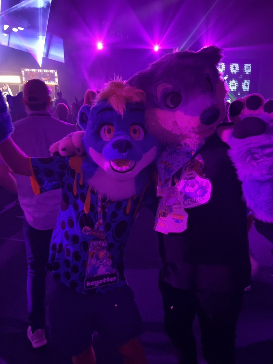 Wiggling the night away with <a href="/CornelTheOtter/">Cornel the Otter #BLM</a> at the rave!