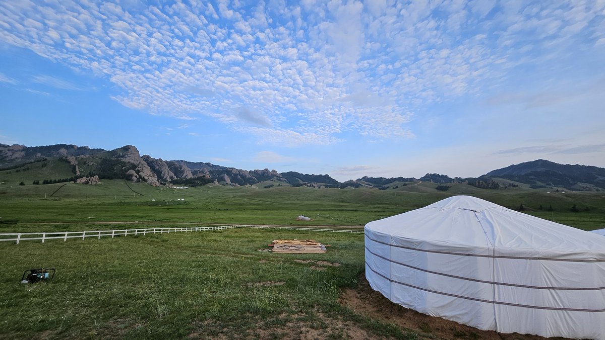 몽골가서 씨름을 못 해봤네. 딱 좋은 환경인데 ㅋ 문제는 말 양 야크 등 응가들이 널부러져있어.