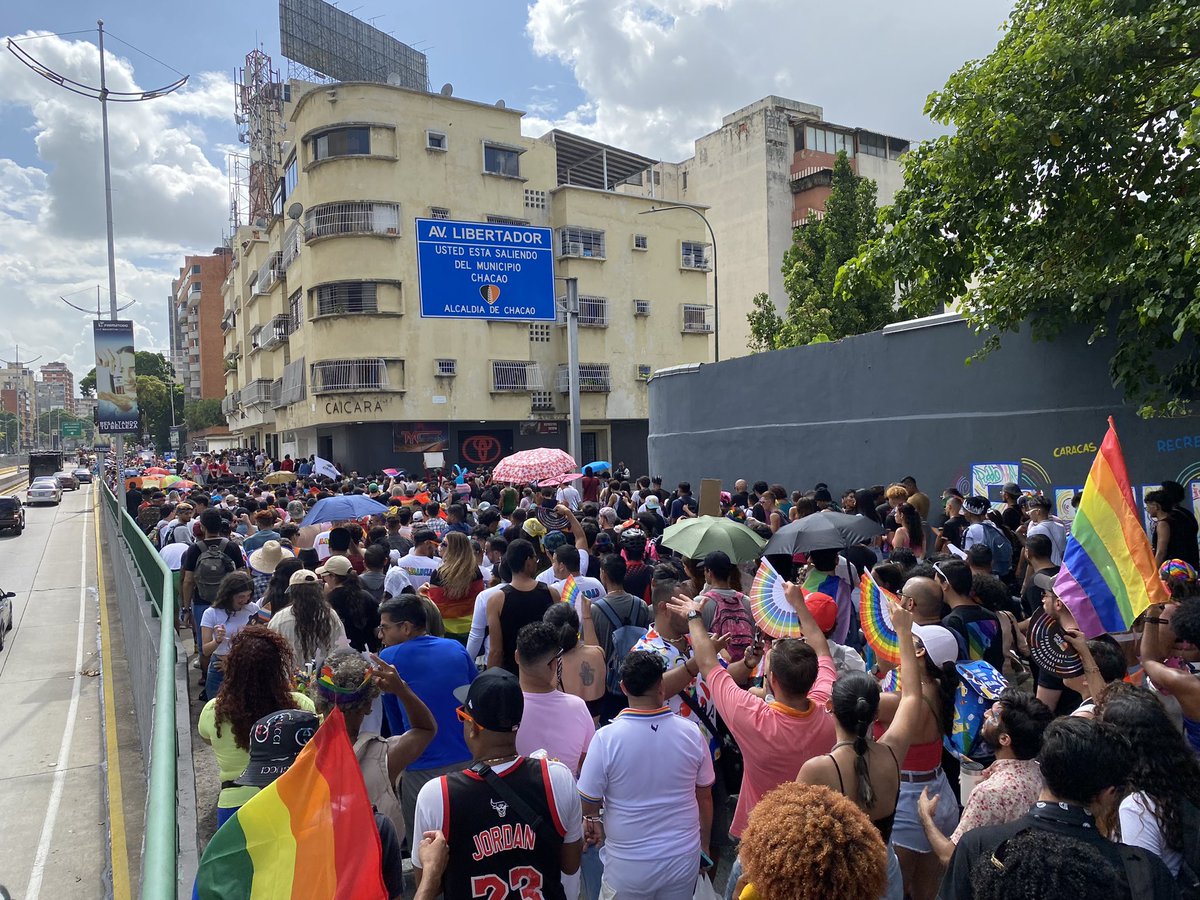 Tuvimos un orgullo de: besos, exigencias, drag y sobre todo, multitud.👥🏳️‍🌈🏳️‍⚧️

Pero sin perder el enfoque, exigir, protestar y manifestarnos es el mensaje que le damos a la sociedad para recordarles que tenemos muchas razones para luchar. Gracias a todas las personas que