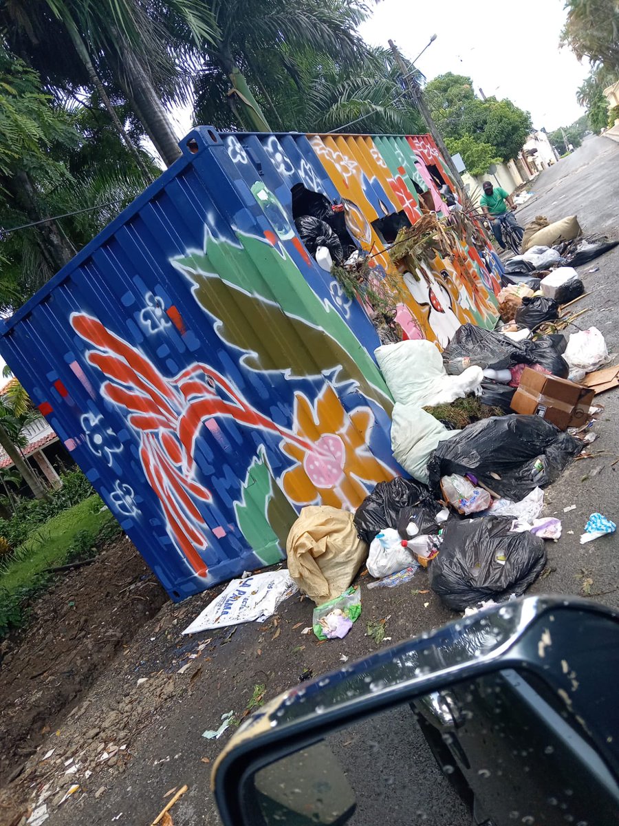 YoniCarpio's tweet photo. Ojalá que la cura no sea peor que la enfermedad, sino recogen todos los días la basura, ésto podría provocar grandes brotes de enfermedades y ratas.@dioastacio https://t.co/79lUu4Szh3