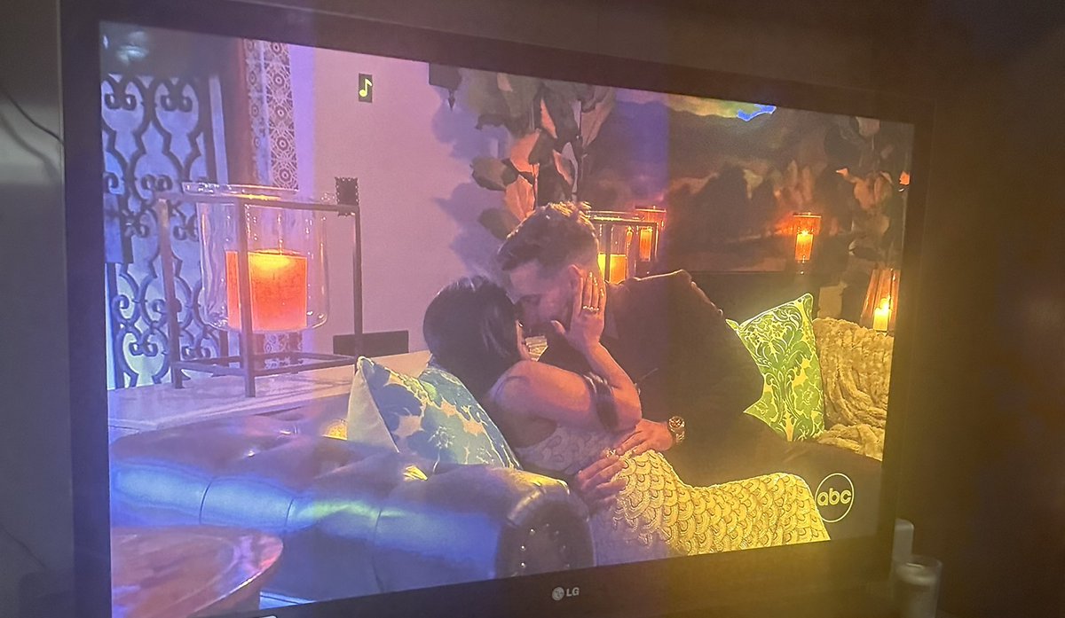 ReiMylene62874's tweet photo. JEN THATS ENOUGH SLICESSS HAHAHA #TheBachelorette https://t.co/oKbBgN6LW6