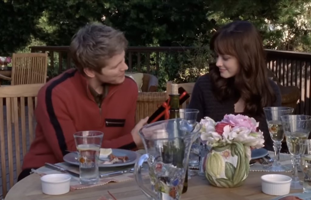 wloveash's tweet photo. if you’re not treating me the way logan huntzberger treats rory just get lost already ❤️ https://t.co/YFPxThXG0N
