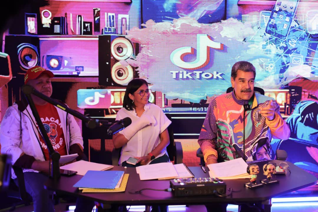 #Ahora Vicepdta. Ejecutiva <a href="/delcyrodriguezv/">Delcy Rodríguez</a>: El cambio de Milei fue dejar sin empleo a más de 200 mil funcionarios. Es cruel e inhumano.

#08Jul
#PalabraEres