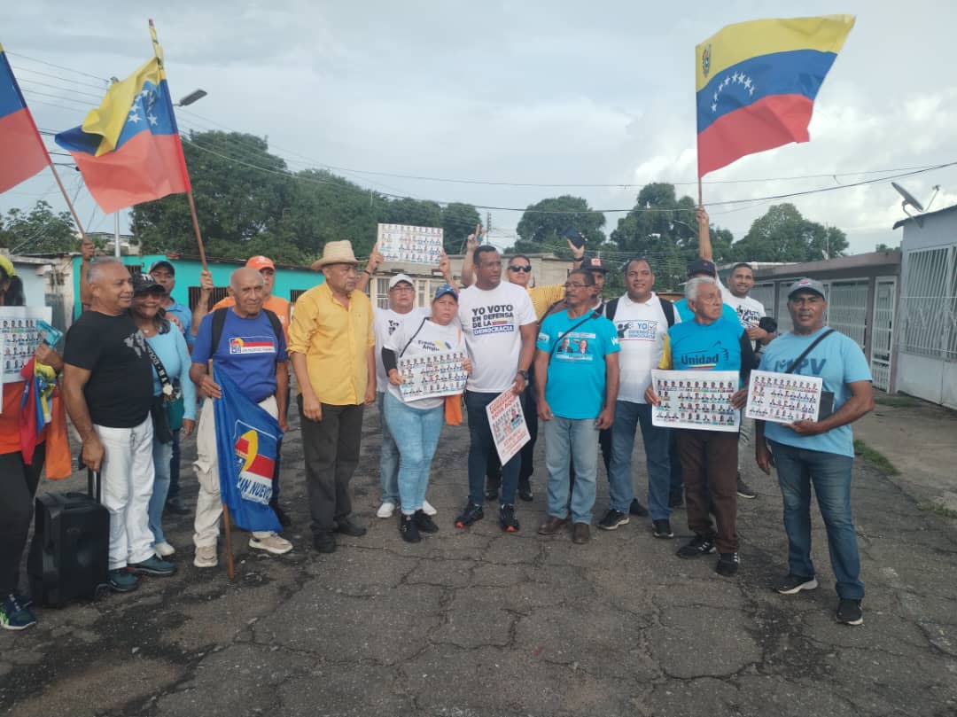 VPACaroni's tweet photo. 05Jul. Miembros del equipo de @VoluntadPopular en el municipio caroni 2, y dirigentes de la parroquia Dalla Costa realizó volanteo en guaiparo sector la pila, enseñando a la comunidad a votar por nuestro candidato @EdmundoGU para el cambio de de nuestro país 🇻🇪👍🏽
#VamosAGanar 🇻🇪 https://t.co/dMv9OMnyjZ