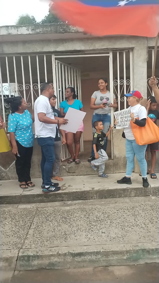 VPACaroni's tweet photo. 05Jul. Miembros del equipo de @VoluntadPopular en el municipio caroni 2, y dirigentes de la parroquia Dalla Costa realizó volanteo en guaiparo sector la pila, enseñando a la comunidad a votar por nuestro candidato @EdmundoGU para el cambio de de nuestro país 🇻🇪👍🏽
#VamosAGanar 🇻🇪 https://t.co/dMv9OMnyjZ