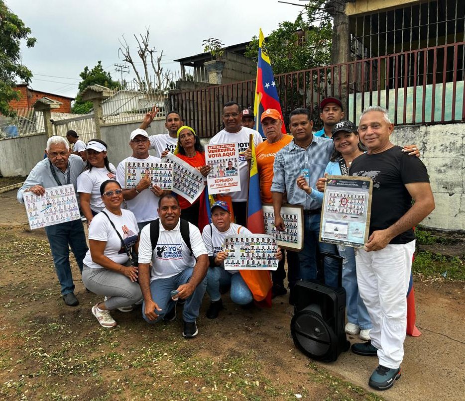 VPACaroni's tweet photo. 05Jul. Miembros del equipo de @VoluntadPopular en el municipio caroni 2, y dirigentes de la parroquia Dalla Costa realizó volanteo en guaiparo sector la pila, enseñando a la comunidad a votar por nuestro candidato @EdmundoGU para el cambio de de nuestro país 🇻🇪👍🏽
#VamosAGanar 🇻🇪 https://t.co/dMv9OMnyjZ